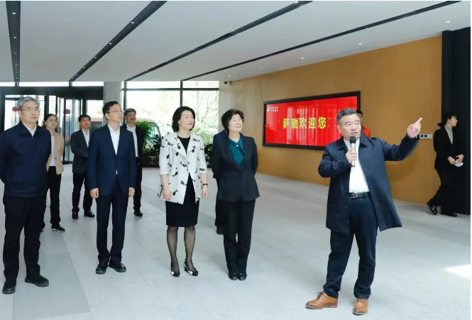 江蘇省政協主席張義珍一行日前到訪了薩馳智能裝備股份有限公司進行考察調研。