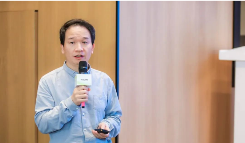 華南理工大學材料學院院長郭寶春帶來了《可重復加工橡膠的設計和制備》的報告。他介紹了兼顧增強和可重復加工的動態共價交聯橡膠的設計，包括界面可交換鍵、動態共價鍵/動態弱鍵等雙交聯設計，指出動態共價交聯橡膠為可重復加工橡膠的設計提供了重要機遇。