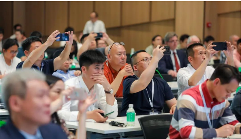 此次高峰論壇圍繞“綠色低碳、智創未來”的主題，業內知名專家學者分享了多個業內高精尖技術先進課題，現場反響熱烈，不少與會客商進行了積極互動，對業內目前存在的問題也進行了深入討論。