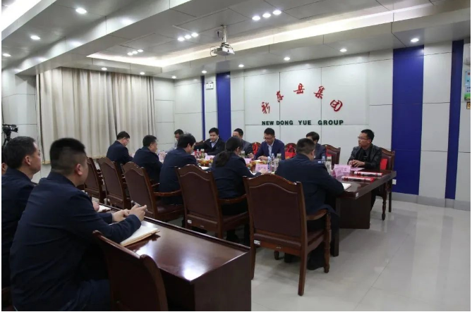 在隨后舉行的座談會上，集團黨委書記、董事長李勇熱情會見了來訪的青島大學專家學者，并與谷正教授、李群教授等人進行了親切交談。同時，殷峰就公司發展歷程、產品制造與銷售、獲得榮譽以及項目開展情況，軒召民就公司技術中心、技術研發與產品開發等情況分別向青島大學專家學者做了詳細介紹。