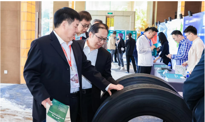 大會(huì)論壇期間，還舉行2022-2023 年度城市物流發(fā)展創(chuàng)新成果、創(chuàng)新產(chǎn)品以及優(yōu)秀案例發(fā)布，邀請(qǐng)國(guó)內(nèi)行業(yè)內(nèi)媒體、專家就創(chuàng)新成果和優(yōu)秀產(chǎn)品案例等內(nèi)容舉行發(fā)布活動(dòng)。貴州輪胎憑借過(guò)硬的產(chǎn)品品質(zhì)、專家組調(diào)研以及用戶反饋，榮獲該殊榮。