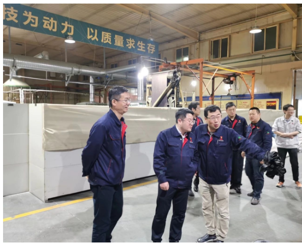 為了精確分析和解決膠管分公司在生產經營中的瓶頸問題，推動企業發展，陜西延長石油物流集團有限公司總經理、黨委副書記張航偉一行于4月21日到該分公司調研生產經營、市場開發、安全環保等情況，公司副總經理魏穩戰陪同。