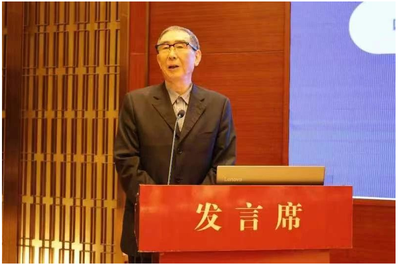 中國橡膠工業協會前會長范仁德帶來了“工業元宇宙與橡膠工業智能制造”的報告，他在報告中介紹了“元宇宙”是整合多種技術而產生的新型虛實相融的互聯網應用，將虛擬世界與現實世界在經濟系統上密切融合，并介紹了“元宇宙”在現代工業中的實際應用。