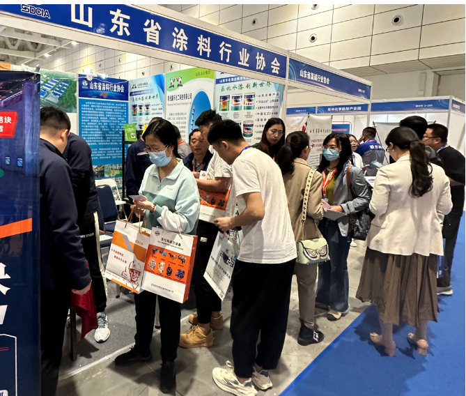 展會現場，各家企業展示了自己的技術創新和產品質量，吸引了眾多企業的咨詢和洽談。協會會員企業通過與同行的深入溝通，更加準確地把握客戶的需求和反饋，深入了解了行業現狀和未來發展趨勢。他們對生產出更好的產品和提供更滿意的服務有了更大的信心，為公司產品在銷售和知名度方面進一步打開了新局面，本次展會取得了圓滿的成功。在展會閉幕之際，山東省涂料行業協會參展商企業與其他同行的深入交流，為行業的發展探索出更多的可能性和方向。