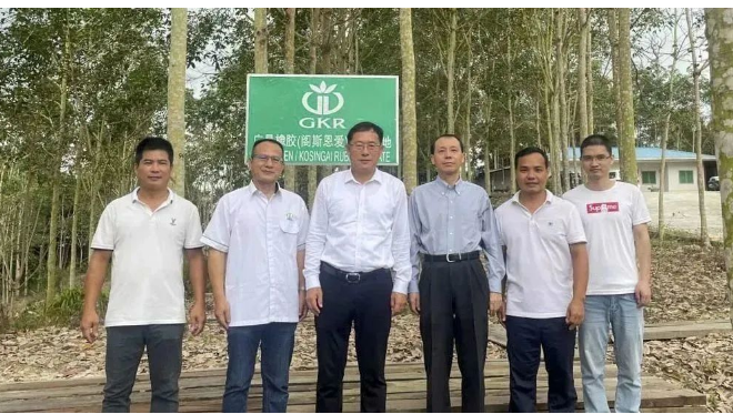 中國駐泰國宋卡總領事吳冬梅和中國駐馬來西亞古晉總領事邢偉平分別到訪廣墾橡膠泰國沙墩公司和廣墾橡膠馬來西亞砂撈越公司，考察了這兩家公司的生產情況和膠園管理情況，并聽取了企業經營管理及黨建工作的匯報。