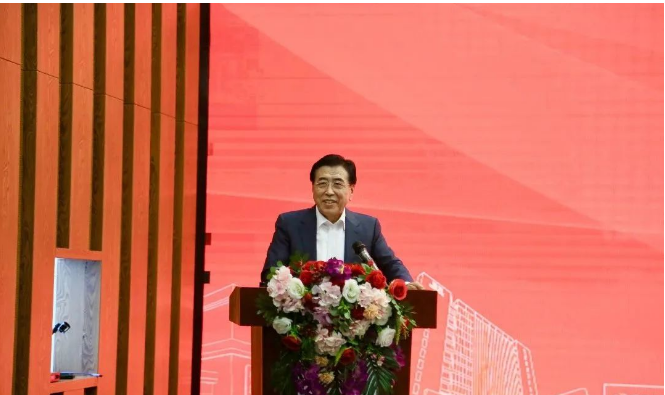 袁仲雪認真聽取了工作情況匯報，并對國橡中心后續的科技創新和人才培養工作進行了部署。