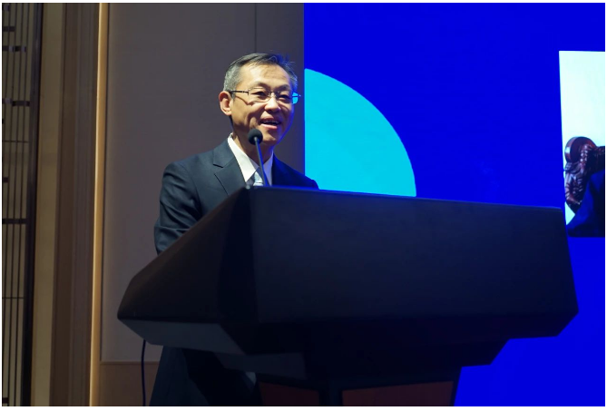 天津中和膠業(yè)股份有限公司董事長馮運表示，當(dāng)前，全球疫情影響減弱，國內(nèi)經(jīng)濟復(fù)蘇，但接踵而至的國際貿(mào)易保護主義抬頭、國內(nèi)經(jīng)濟復(fù)蘇乏力、原材料價格上下波動等，都給橡膠制品行業(yè)帶來了很大挑戰(zhàn)，可以說不確定性是這個時期唯一的確定性。在這個充滿不確定的時期，混煉膠產(chǎn)業(yè)面臨更多問題，同時也有著更多的機遇，更有責(zé)任為整個行業(yè)的轉(zhuǎn)型升級作出應(yīng)有的貢獻。馮運建議企業(yè)通過協(xié)會搭建的平臺，發(fā)揮各自的優(yōu)勢，攜手上下游行業(yè)，立足當(dāng)前，面向未來，深度探討產(chǎn)業(yè)鏈的創(chuàng)新發(fā)展之路，為行業(yè)發(fā)展注入新的活力，共同推動行業(yè)的高質(zhì)量發(fā)展。