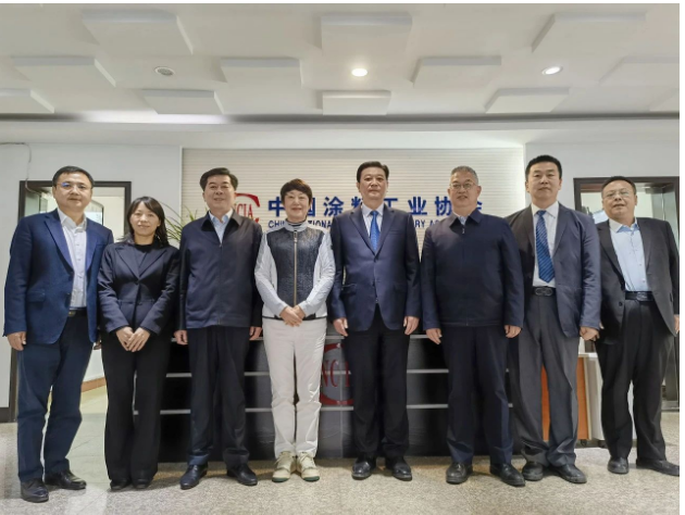 此次會(huì)議還邀請(qǐng)了中國(guó)涂料工業(yè)協(xié)會(huì)駐會(huì)副會(huì)長(zhǎng)丁艷梅、秘書(shū)長(zhǎng)劉杰、副秘書(shū)長(zhǎng)趙中國(guó)、工會(huì)主席張瑋航，濮陽(yáng)市人大常委會(huì)工業(yè)園區(qū)工作委員會(huì)主任孫連仲，濮陽(yáng)市人大常委會(huì)工業(yè)園區(qū)工作委員會(huì)辦公室主任張志杰參加。大家就涂料產(chǎn)業(yè)在濮陽(yáng)市的發(fā)展方向、升級(jí)建設(shè)、可持續(xù)發(fā)展等問(wèn)題進(jìn)行了深入交流，共同推動(dòng)涂料產(chǎn)業(yè)在濮陽(yáng)市的高質(zhì)量發(fā)展。