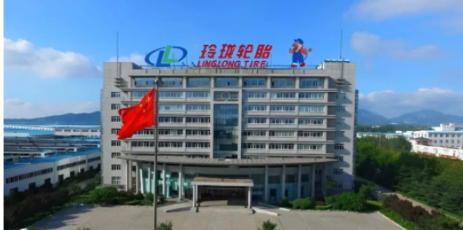 根據(jù)客戶反饋，玲瓏輪胎井下礦用輪胎平均使用壽命400小時(shí)，對(duì)比A輪胎和B輪胎使用壽命分別增加200小時(shí)和150小時(shí)。未來(lái)，玲瓏輪胎表示將結(jié)合市場(chǎng)需求，不斷優(yōu)化產(chǎn)品性能，豐富產(chǎn)品體系，以節(jié)能、高效理念致力產(chǎn)品研發(fā)，為井下礦業(yè)的高質(zhì)量發(fā)展持續(xù)貢獻(xiàn)力
