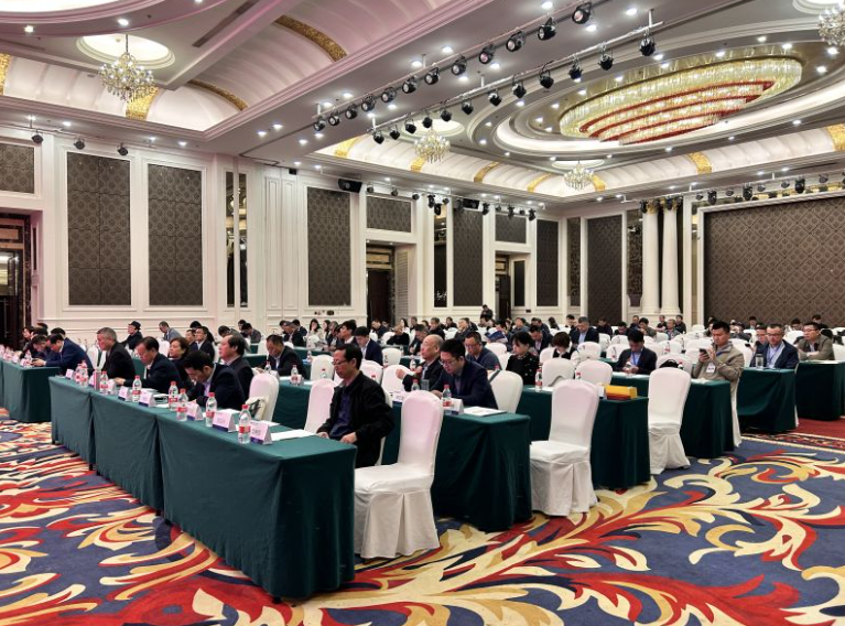 近日，江蘇省涂料行業(yè)協(xié)會(huì)年會(huì)在句容碧桂園鳳凰城酒店舉行，本次年會(huì)的主題為“突破自我，穩(wěn)步創(chuàng)新”。會(huì)議邀請(qǐng)了近百家涂料企業(yè)和200余位行業(yè)嘉賓參加，共同探討江蘇省涂料行業(yè)的發(fā)展方向和未來(lái)的發(fā)展計(jì)劃。