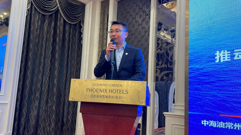本次年會(huì)共設(shè)置了多個(gè)議題，中海油常州涂料化工研究院有限公司董事長(zhǎng)高楊作《以守正創(chuàng)新推動(dòng)涂料行業(yè)高質(zhì)量發(fā)展》演講，他表示常州涂料院守科研院所精神之正、創(chuàng)現(xiàn)代企業(yè)制度之新，形成了自己企業(yè)發(fā)展的思路。未來(lái)常住院將緊扣主責(zé)主業(yè)，突出核心能力建設(shè)，著力推動(dòng)科技創(chuàng)新;努力探索“低碳”轉(zhuǎn)型方向，融入海油發(fā)展“碳中和”產(chǎn)業(yè)鏈，推動(dòng)涂料新材料業(yè)務(wù)實(shí)現(xiàn)高質(zhì)量可持續(xù)發(fā)展，致力于打造中國(guó)涂料新材料行業(yè)“碳中和” 領(lǐng)軍企業(yè)。
