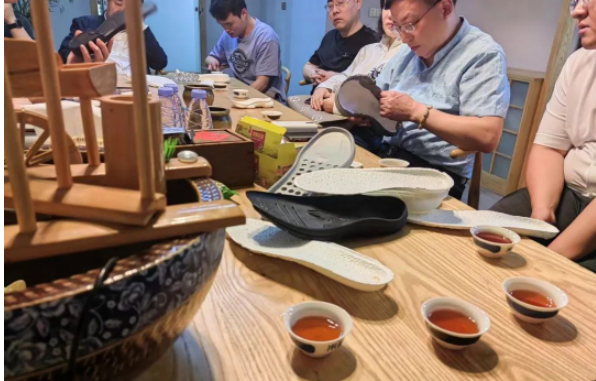 中橡協膠鞋分會組織會員單位參觀晉江鑫泰鞋底廠