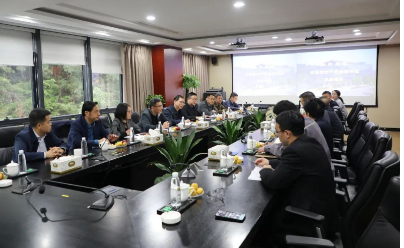 中青班調研組領導一行特別關注了建新的海外布局及未來規劃，并對企業自主技術研發，不斷提升科技創新水平的特色做法表示充分肯定。同時，中青班調研組也對企業目前在國際化發展方面遇到的困難表示關切，并希望能與企業進一步深入交流探討，共同搶抓發展機遇，實現高質量“走出去”。