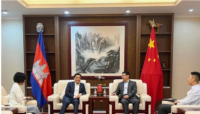 中國國橡中心主任袁仲雪在柬埔寨金邊拜訪了中國駐柬埔寨大使王文天。