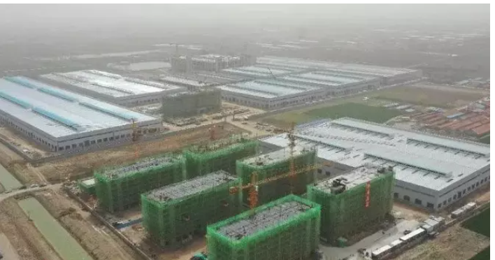 據了解，該項目由青島環球輸送帶有限公司投資建設，總投資30億元，占地780畝，主要從事各種規格、型號的抗撕裂高強力輸送帶生產。項目一期已于今年4月竣工投產，而項目二期則在快速建設之中。