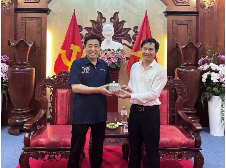 越南生產基地作為世界最大的單體橡膠輪胎工廠之一，生產的輪胎種類多樣，產品質量備受好評。數千越南員工在生產基地成長為優秀人才，在崗位上肩負起重要責任。據了解，未來，賽輪集團將依托國橡中心產業鏈優勢，加速新設備、新工藝等在越南生產基地的應用，打造全球先進輪胎生產基地新樣板。
