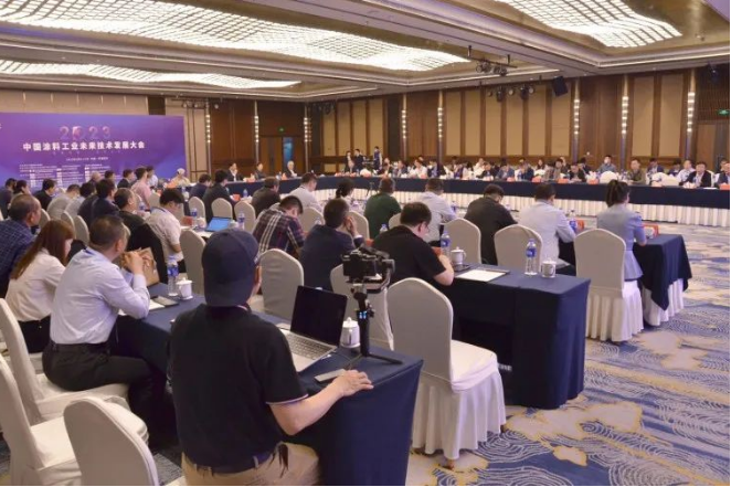 隨后，來自復旦大學、江南大學、中山大學、長春工業大學等多所高校以及中海油常州涂料化工研究院等科研機構的代表們紛紛介紹了他們在涂料行業中的最新研究成果、創新人才培養、科技成果轉化以及未來發展規劃等內容。