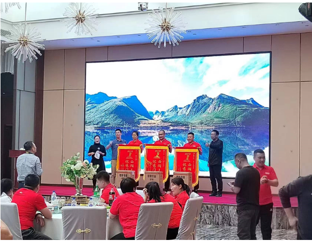 中策橡膠乘用車胎銷售部吉林區域經理肖強強介紹了渠道政策，并強調中策將提供各項保障。1號產品在各個方面的突破為全面的發展帶來了巨大的飛躍。除了產品方面的支持外，中策還將從多個維度幫助零售商提升競爭力，賦能萬千輪胎人。中策承諾通過渠道的全面支持，幫助門店實現快速進步與成長，使更多同行者能夠在頂峰相遇。