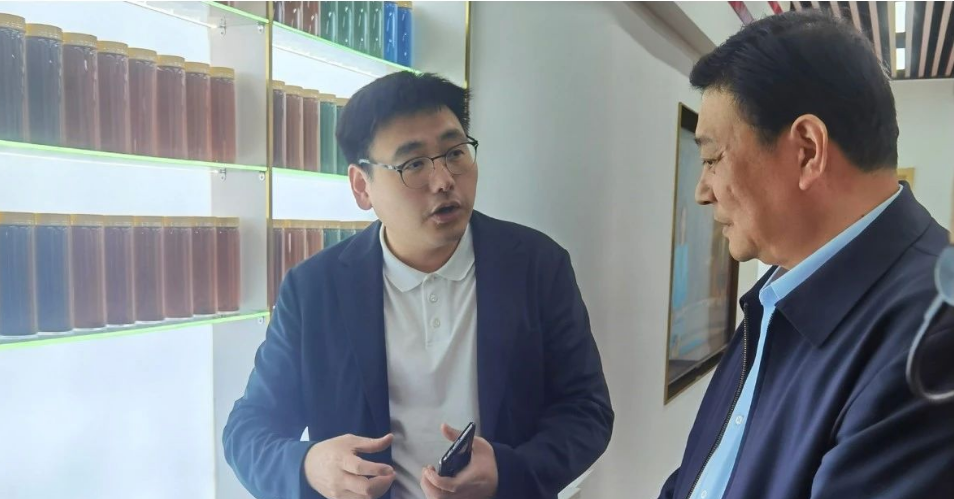 在座談會結束后，劉會長在單淼總經理的陪同下參觀了宇星科技的展示廳和智能示范車間。宇星科技作為高端氧化鐵制造商，近年來在高端涂料應用方面取得了突破，推出了一系列創新產品，包括高著色強度氧化鐵、低吸油量氧化鐵和易分散氧化鐵。這些成果離不開宇星科技與江南大學等高校的緊密合作。宇星科技始終強調科技創新的重要性，與高校開展產學研合作，加強原創性和引領性科技攻關，促進科技成果的轉化和產業化水平的提高。