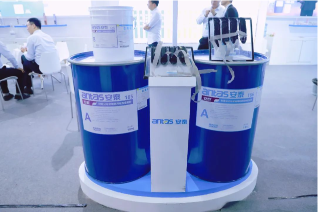 集泰股份的展位熱鬧非凡，吸引了中國建筑玻璃與工業玻璃協會領導以及來自武漢、河南、廣東、山東、四川、重慶等多省市的參觀團隊的到訪。他們與集泰股份工程產品銷售部的領導進行了深入交流和詳細參觀。