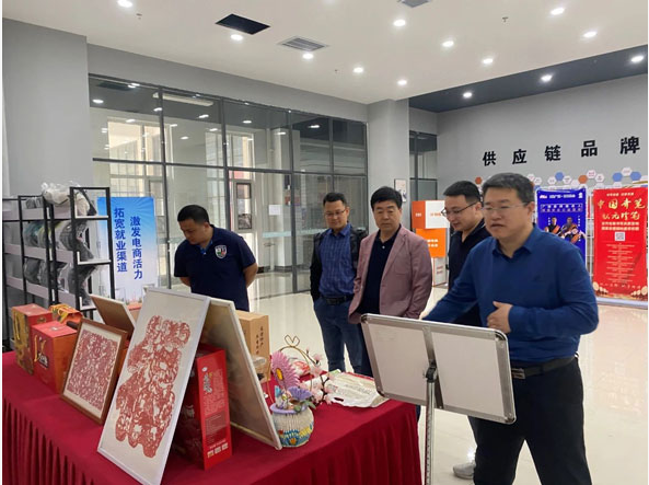考察團一行還參觀了學校創新創業中心的直播電商基地，對該基地的設施和實踐環境給予了高度評價。他們認為該基地為學生提供了實踐和創新的平臺，有助于培養創業精神和實際操作能力。