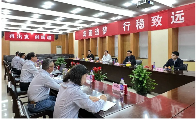 劉普軍會長對長江涂料公司在綠色轉型升級、高質量發展道路上的努力表示充分肯定和贊許。這次訪問為雙方的交流與合作提供了更好的機遇，也進一步推動了中國涂料行業的發展。