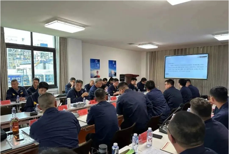 黑貓股份于近日在唐山黑貓舉行了一場高規(guī)格的現(xiàn)場交流會，該公司黨委副書記、董事長兼總經(jīng)理魏明親臨會場主持。此次會議旨在以全面改善黑貓生產(chǎn)管理組織水平為總基調(diào)，通過實地對標(biāo)和深入交流，進一步提升黑貓股份的生產(chǎn)管理水平。