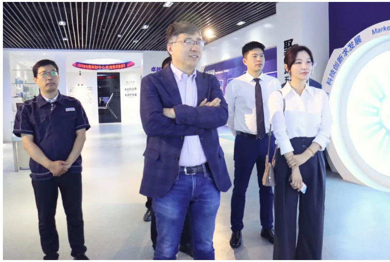 華凌電纜引進了白俄羅斯國家科學院高分子材料技術，進行成果轉化和市場化應用，填補了國內高端技術和新材料領域的空白，這一舉措得到了考察團的一致贊賞。