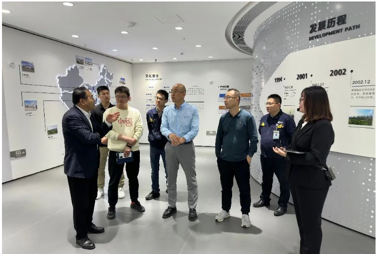 簽約儀式前，專家組先后參觀了青島黑貓研發(fā)中心、檢測中心和中試車間。青島黑貓公司黨支部書記、總經(jīng)理王宏以及相關(guān)研發(fā)團(tuán)隊向?qū)＜医M介紹了公司的自主研發(fā)項目、與相關(guān)大學(xué)合作項目的進(jìn)展情況，以及產(chǎn)品在輪胎中的應(yīng)用特性。