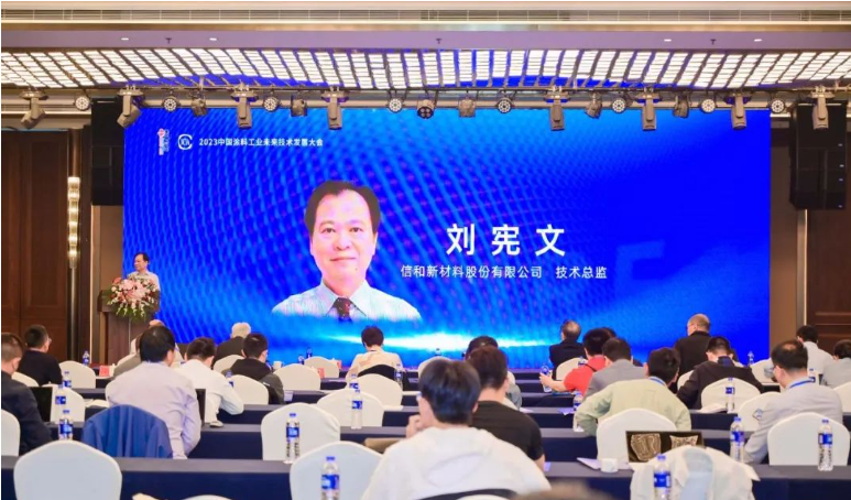 在報(bào)告中，劉憲文介紹了我國(guó)國(guó)家技術(shù)創(chuàng)新體系和涂料企業(yè)技術(shù)創(chuàng)新體系架構(gòu)，并提出了建立結(jié)果驅(qū)動(dòng)的技術(shù)創(chuàng)新管理機(jī)制的建議。同時(shí)，他還對(duì)創(chuàng)新過(guò)程中的節(jié)點(diǎn)管理進(jìn)行了詳細(xì)梳理。此外，劉憲文指出，在技術(shù)創(chuàng)新中，人才和團(tuán)隊(duì)的作用以及涂料生產(chǎn)裝備的現(xiàn)代化也顯得尤為重要。