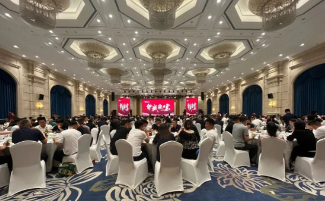 據(jù)了解，為了感謝代理商長期以來對公司的支持，展會期間華盛橡膠集團(tuán)邀請各地代理商前來參觀，并組織了經(jīng)銷商研討會和晚宴招待，以加強(qiáng)合作關(guān)系。