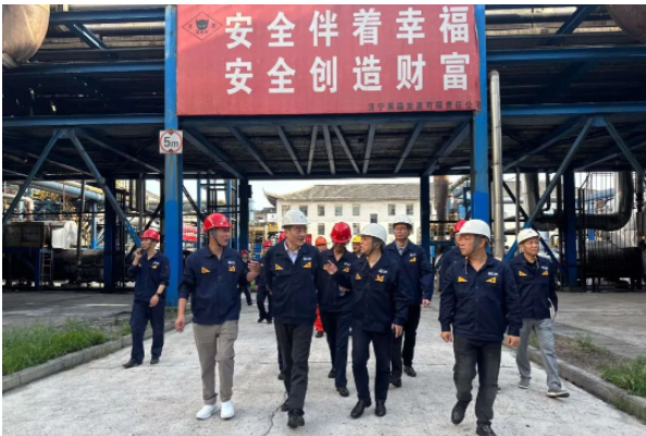 會(huì)議結(jié)束后，盛旺喜一行還實(shí)地考察了濟(jì)寧黑貓公司的黨建活動(dòng)室、炭黑車間、儲(chǔ)運(yùn)中心、動(dòng)力車間和精制車間等地，詳細(xì)了解了生產(chǎn)管理、工藝控制和設(shè)備運(yùn)行等情況。與此同時(shí)，他們還考察了時(shí)聯(lián)黑貓投資項(xiàng)目的運(yùn)營(yíng)情況，并就下一步的工作提出了具體要求。