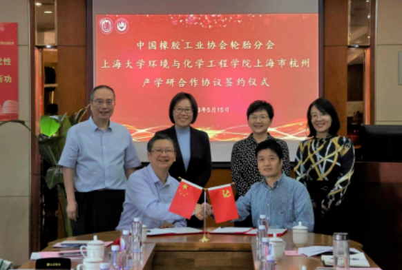 會議上，環(huán)化學(xué)院常務(wù)副院長王勇與輪胎分會秘書長史一峰代表雙方簽署了戰(zhàn)略合作協(xié)議。隨后，還舉行了資源與環(huán)境專業(yè)博士生導(dǎo)師及行業(yè)導(dǎo)師聘任儀式。