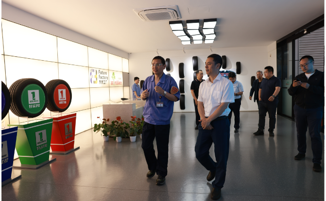 考察團隨后由中策橡膠集團銷售公司總經理陳實總陪同，繼續參觀了中策橡膠集團的未來工廠。在中策海潮工廠暨未來工廠，負責人吳震華先生親自進行解說，向考察團展示了中策橡膠集團的先進生產設備和智能化生產流程。