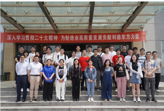 師生們在參觀過程中對利德東方展示的智能工廠建設成果贊嘆不已。南京大學化學化工學院人力資源總監(jiān)徐霞表示，通過這次參觀，希望能夠加深師生們對利德東方及高分子專業(yè)的理解，并為自己的學習計劃明確方向。