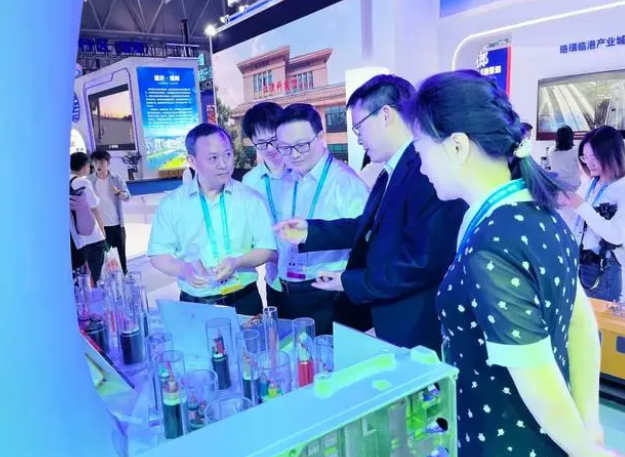，三峽電纜的技術創新和產品實力也得到了各級領導的認可和贊賞。在展會開幕當天，江津區委副書記、區長唐大軍以及江津區委常委、副區長劉晟等領導親臨展位參觀指導，并對三峽電纜所展示的線纜產品和技術創新給予了積極評價。