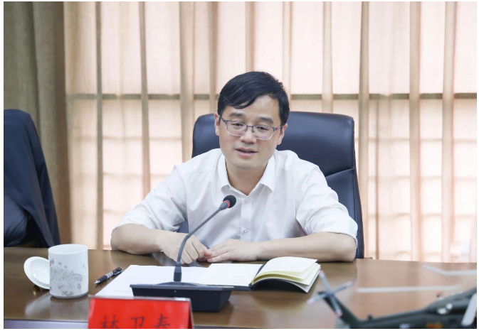 會上，黑貓集團危廢和超導電炭黑等子項目負責人分別匯報了項目建設的進展情況以及需要協調解決的問題。林衛春在現場與園區管委會、塔山、樂港、自規、住建等單位部門負責人就解決方案進行了研究，并明確了責任人，制定了時間表和施工圖。