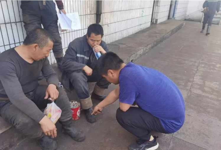 此外，鶴壁飛鶴銷售服務團隊還走訪了礦產能源行業(yè)，了解了這個行業(yè)對橡膠制品的需求。作為橡膠制品的專業(yè)制造商，飛鶴公司的膠靴產品自1961年開始生產，致力于為勞動者提供耐用性和防護性能。走訪中，銷售團隊詳細調研了工友們的穿用情況和對產品的反饋，收集了寶貴的意見和建議。