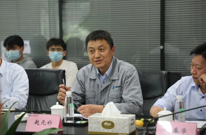 會議伊始，主持人趙元樸對各位領導、嘉賓的到來表示熱烈歡迎和致以誠摯謝意。他表示，建新博士后工作站以規范管理、嚴格要求、勇于創新、追求卓越為宗旨，致力于轎車密封件、減振件、底盤件、金屬及高分子材料等產品的技術研發。建新高度重視博士后科研工作站的建設，以博士后工作站為紐帶，與高校持續深入開展產學研合作，有力地推動了企業整體科研水平提高，為企業的改革創新提供了理論和人才支持。