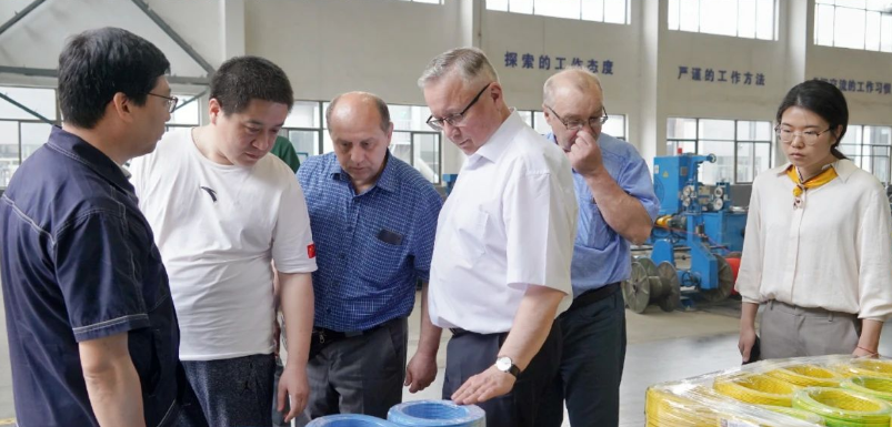 白俄羅斯專家團隊參觀了華凌電纜的實驗室和多個工廠車間，全面了解了華凌電纜檢測中心的發展情況、研發平臺的建設以及電纜生產工藝流程和生產能力等重要內容。這次參觀使專家們對華凌電纜的技術實力和生產能力有了更深入的了解。