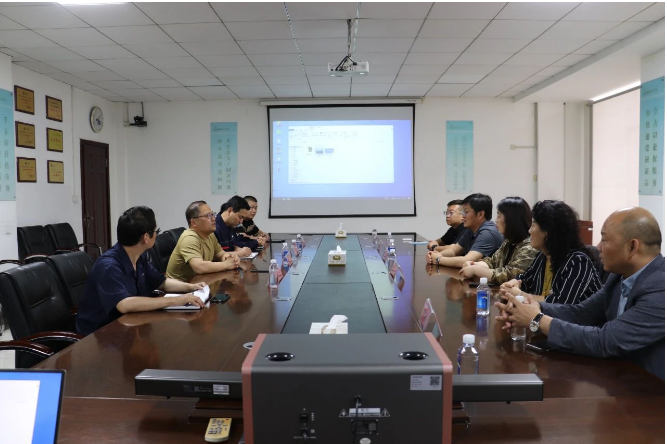 隨后，一行人到達(dá)耐斯特炭黑公司，在辦公樓三樓會(huì)議室組織了交流會(huì)。會(huì)上，他們?cè)敿?xì)了解了耐斯特炭黑公司自2009年以來取得的成績(jī)和科研成果，并實(shí)地查看了炭黑生產(chǎn)工藝流程和現(xiàn)場(chǎng)管理工作等。據(jù)炭黑產(chǎn)業(yè)網(wǎng)了解，這次考察旨在為未來的合作框架鋪墊基礎(chǔ)。