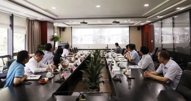 在調研座談會上，建新總裁趙肇豐及相關接待人員對公司的發展概況、產業布局、產業鏈優化提升以及近期項目建設情況進行了詳細介紹。