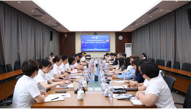 道恩集團有限公司(以下簡稱道恩集團)與華南理工大學于近日在山東龍口舉行簽約儀式，達成多項合作協議。雙方將共同建設綠色先進高分子材料聯合實驗室，致力于開發新一代熱塑性硫化膠技術，并設立道恩新材料獎學金，以促進學校教育事業的發展。