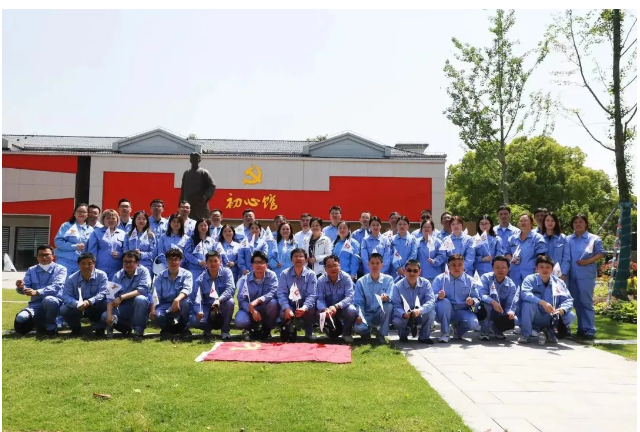 活動還組織了參觀紅色遺跡的環(huán)節(jié)。全體職工徒步前往金山區(qū)紅色教育基地的“初心館”，并聆聽了志愿者對金山區(qū)紅色歷史和革命烈士李一諤的講解。通過學習先烈們堅貞不屈、英勇無畏的品質和革命精神，華涂人紛紛表示要將主題教育的成果轉化為實際行動，不忘初心、牢記使命，在工作中融入革命精神，進一步提升老字號品牌的影響力。