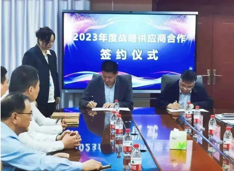 中國平煤神馬能源與青島橡六輸送帶有限公司日前在簽約儀式上正式達成2023年戰略合作協議。這一合作使得青島橡六成為中國平煤神馬能源在輸送帶產品領域的獨家戰略合作供應商。