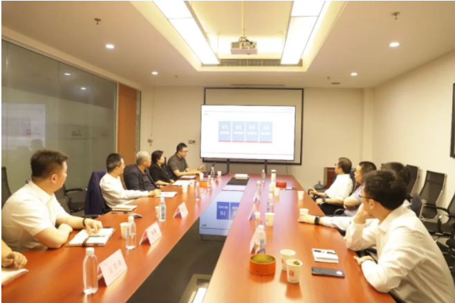 隨后，中策知輪公司智慧事業部總監葛漢向與會領導全面介紹了知輪智慧系統的開發和應用情況。雙方就智慧系統在一汽解放車型上的應用以及自研系統的模塊對接展開了深入探討和交流。這為下一步的合作開發奠定了堅實的基礎，同時也為智慧系統在前裝市場的應用打開了新的想象空間。