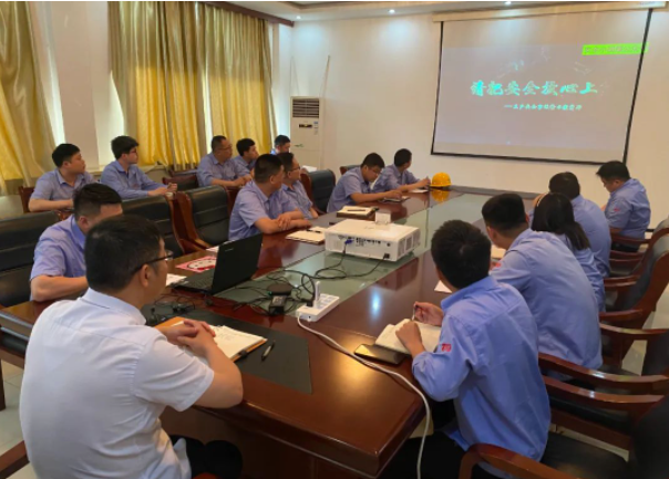 寶勝(山東)電纜有限公司日前召開了一場以“人人講安全 個個會應急”為主題的安全生產(chǎn)月啟動會議。該公司各部門的責任人和安全員參加了此次會議。
