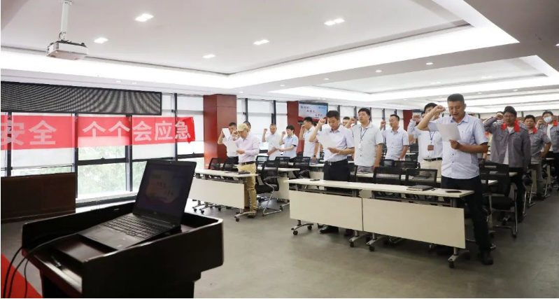 隨后，員工代表葛文武和陳浩發表講話，重點強調了安全意識的重要性。此外，安全辦的代表介紹了公司的安全生產形勢，并解釋了“安全生產月”活動的具體方案，組織了學習新《安全生產法》的培訓視頻。最后，人資行政中心副總監趙元樸做了總結發言，并舉行了集體宣誓簽字儀式。