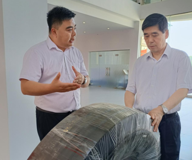 隨后，錢學明副主席深入視察了新桂輪的工廠車間。他主要了解了公司的主營業務、研發和技術改造情況，以及產品在國內外銷售市場中的表現和存在的問題。此外，他還關注企業安全生產工作的落實情況，并詢問了車間工人的操作流程、上班時長以及休息制度等細節。