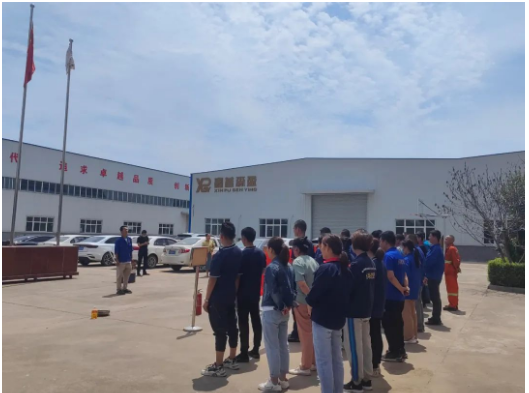 活動中，安全負責人秦方亮傳達了高新區有關安全生產的文件精神，并提出了具體要求。首先，他強調了深入宣傳專項排查整治行動的重要性，推動各租賃戶落實安全責任，要求企業負責人帶頭組織重大事故隱患排查整治、全員履行安全生產崗位責任、對水、電、器等進行排查整治、進行事故應急救援演練以及對企業生產經營活動進行排查整治。